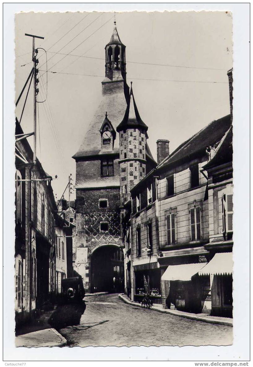 K1 - SAINT-FARGEAU - Le Beffroi (jolie Carte Semi-moderne) - Saint Fargeau