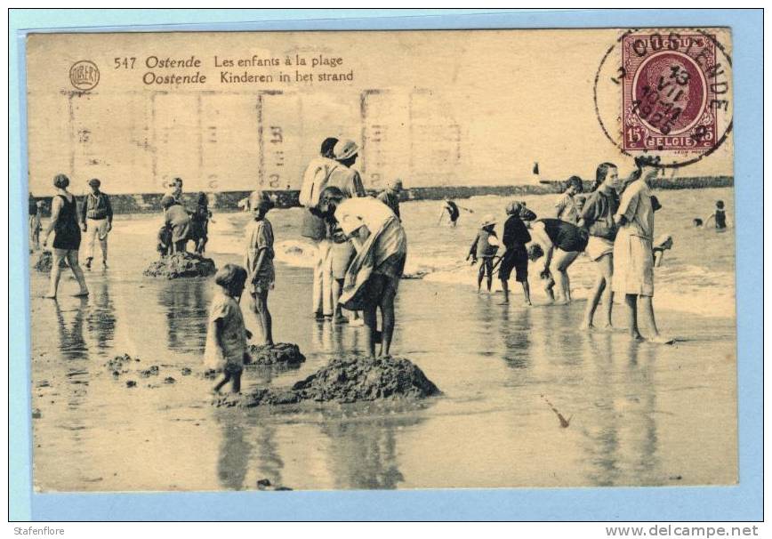 SPELENDE KINDEREN AAN DE WATERLIJN OP HET STRAND IN 1925  KLEDERDRACHT - Oostende