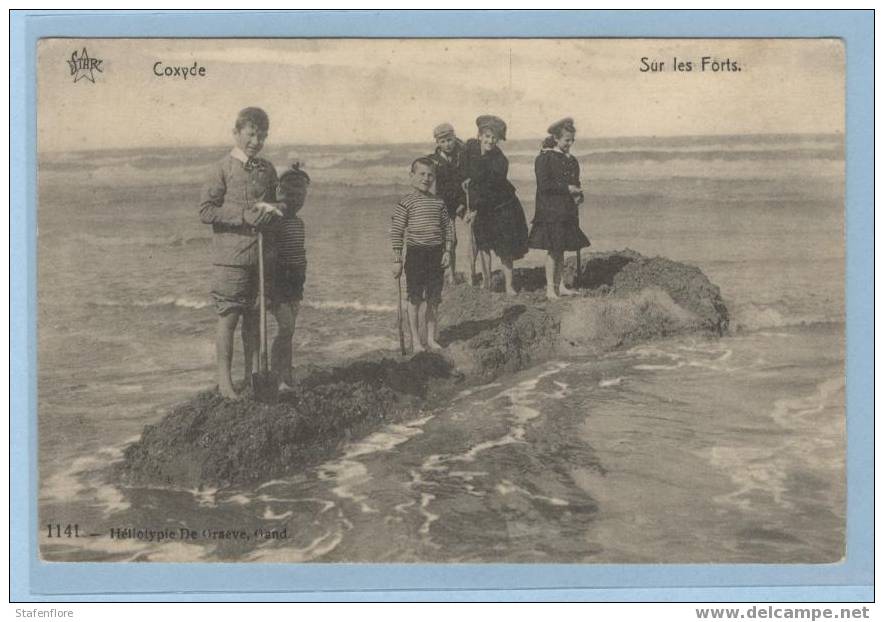 KOKSIJDE COXYDE LES ENFANTS SUR LES FORTS A LA PLAGE  SPELENDE KINDEREN OP HET STRAND - Koksijde