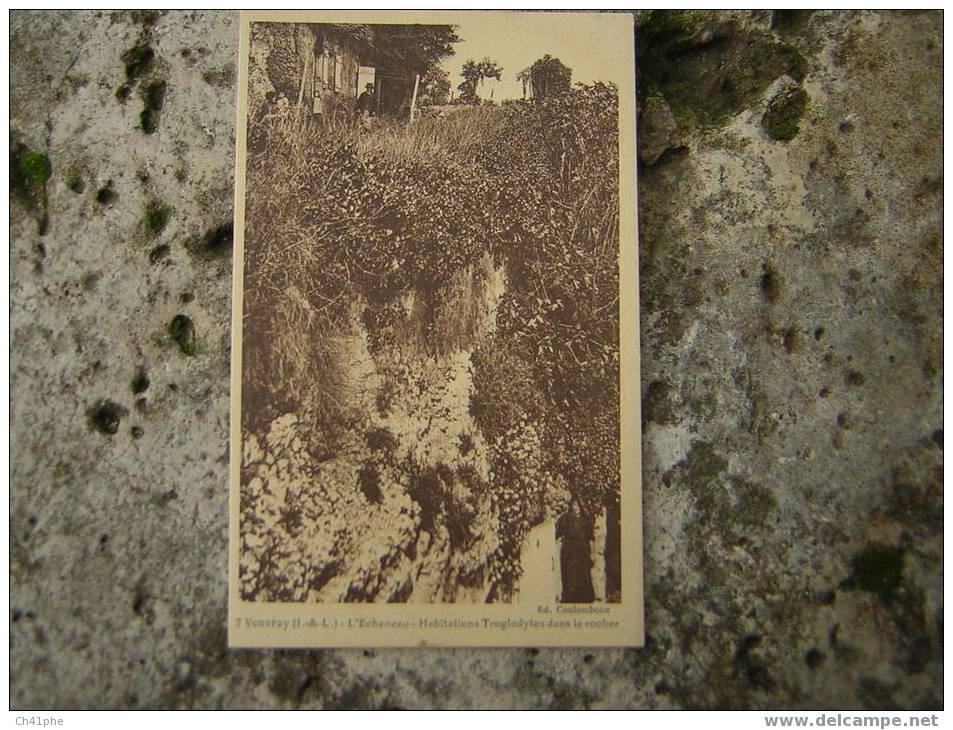 VOUVRAY L ECHENEAU HABITATIONS TROGLODYTES DANS LE ROCHER ANIMEE - Vouvray