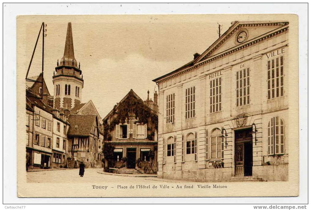 K1 - TOUCY - Place De L´Hôtel De Ville - Au Fond, Vieille Maison (1943) - Toucy