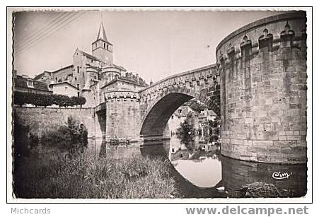 CPSM 86 MONTMORILLON - Le Pont Vieux Sur La Gartempe Et L Eglise Notre Dame - Montmorillon