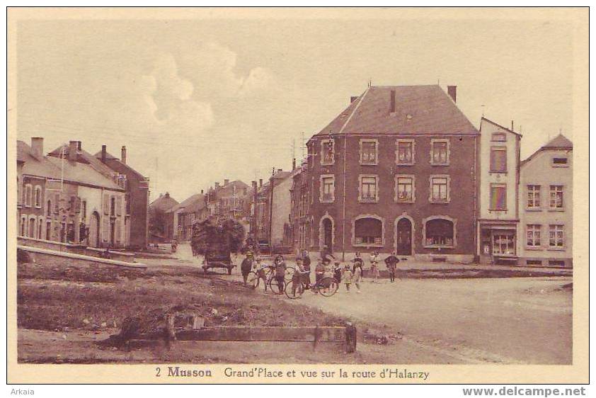MUSSON = Top Cp = Grand'Place Et Vue Sur La Route D'Halanzy - Très Animée (ss Edit. N° 2) Vierge - Musson