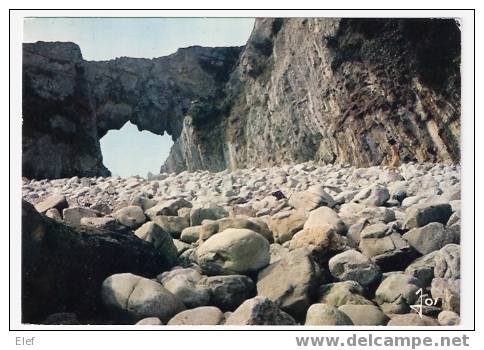 CROZON-MORGAT (Finistère , 29 )la Perçée De La Pointe Du Gador Au Pied Des Falaises;1978 ; Animée,TB - Crozon