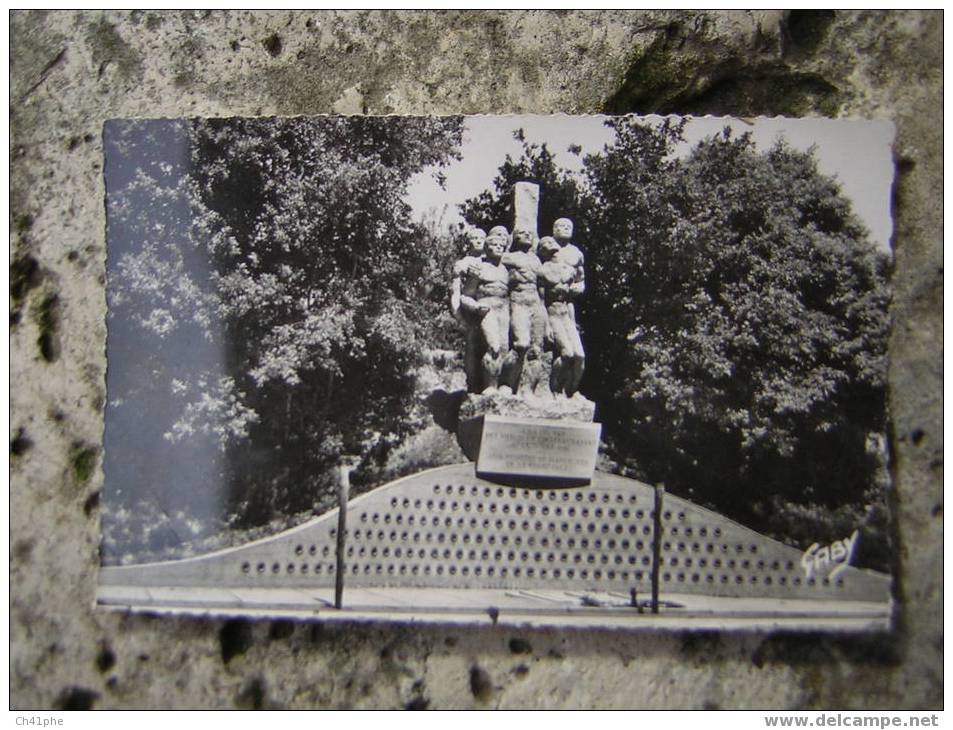 CHATEAUBRIANT " AUX FUSILLES ET MASSACRES DE LA RESISTANCE " MONUMENT - Châteaubriant