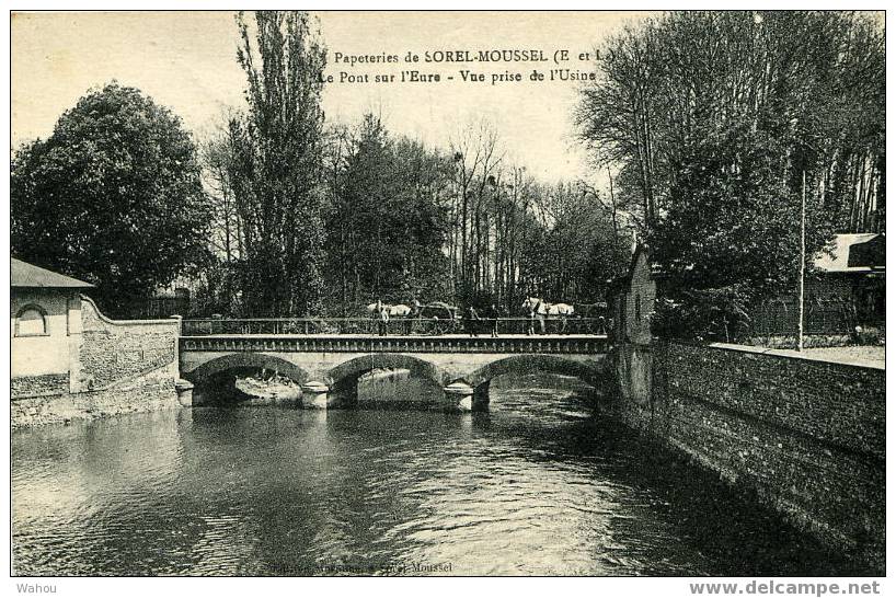 Papeteries De SOREL-MOUSSEL   (E. Et L.)  - Le Pont Sur L' Eure, Vue Prise De L' Usine  (animation Sur Le Pont) - Sorel-Moussel