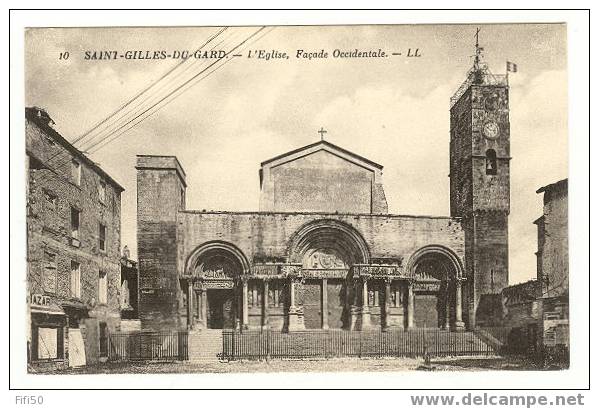 SAINT - GILLES - DU - GARD  30       L'Eglise Façade Occidentale  Magasin Bazar - Saint-Gilles