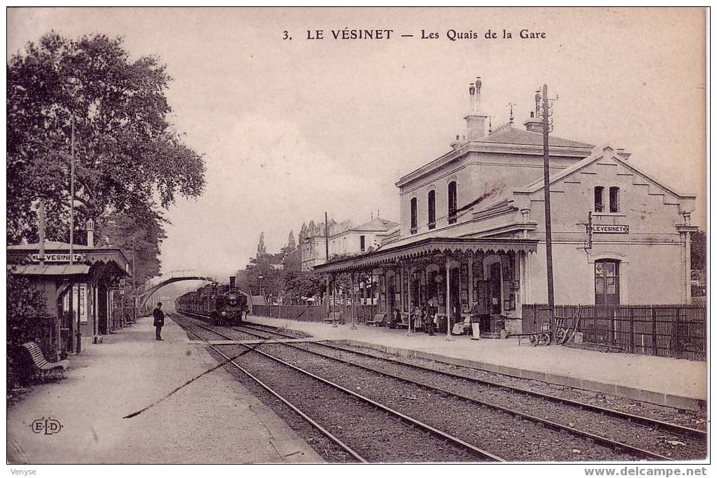LE VESINET - Les Quais De La Gare - ELD N°3 -Train Entrant En Gare, Voyageurs, Chef De Gare - Le Vésinet