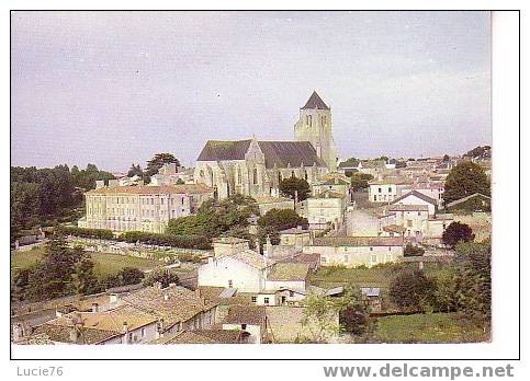 CELLES SUR BELLE -  Au Milieu Du Vieux Bourg -  Eglise Abbatiale Et Abbaye  Royale - Celles-sur-Belle