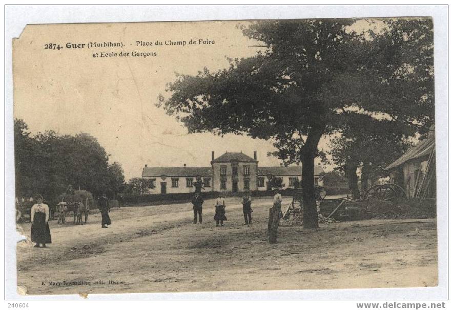 2874  -  GUER  --  Place Du Champ De Foire Et L'Ecole Des Garçons - Guer Coetquidan