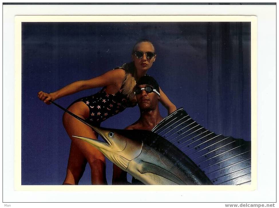 Couple En Maillot De Bain Avec Marlin, Photo: Ph. Brylak Explorer (07-713) - Poissons Et Crustacés