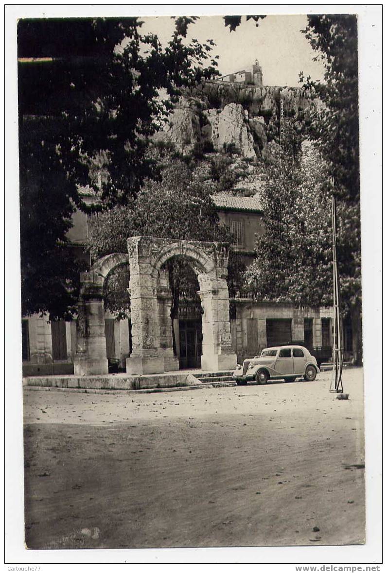 K2 - CAVAILLON - Arc De Triomphe Et L'Hermitage Saint-Jacques (1951) - Vieille Automobile - Cavaillon