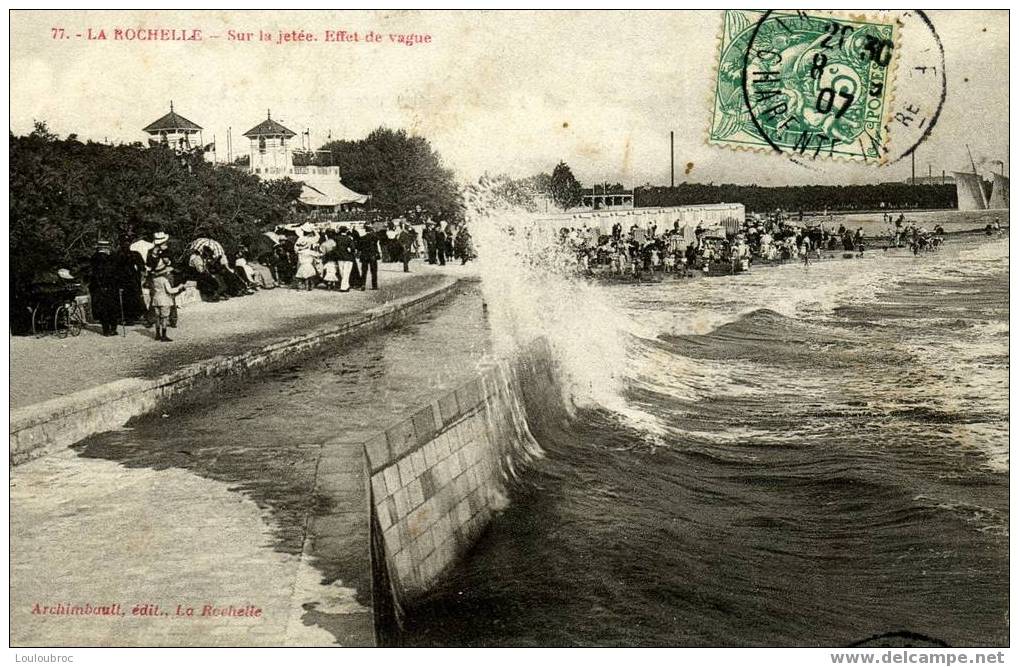 LA ROCHELLE SUR LA JETEE EFFET DE VAGUE 1907 ANIMEE - La Rochelle