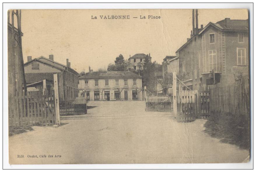 La Valbonne - 01 :  La Place , Hotel Du Commerce . - Unclassified