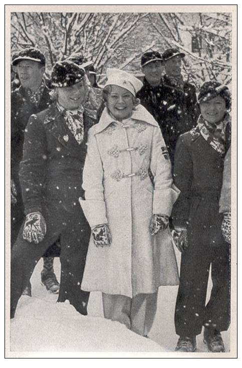 OLYMPIA 1936 - PATINAGE : SONJA HENIE Devant LE STADE... - À VOIR DÉTAILS AU DOS ! (y-931) - Figure Skating