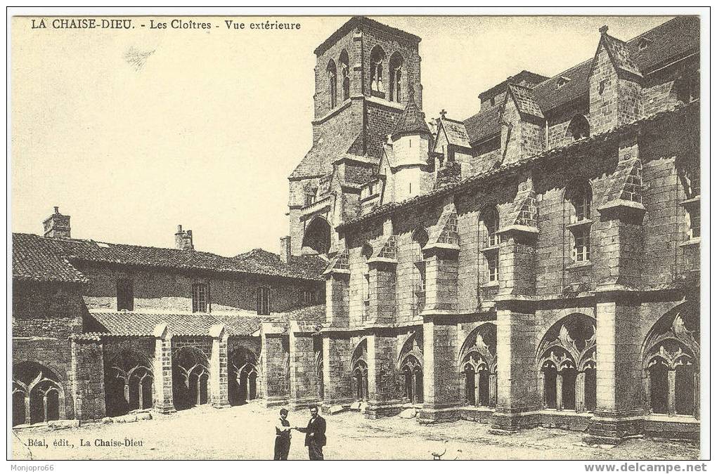 Reproduction CPA – La Chaise-Dieu – Les Cloîtres - Vue Extérieur - La Chaise Dieu