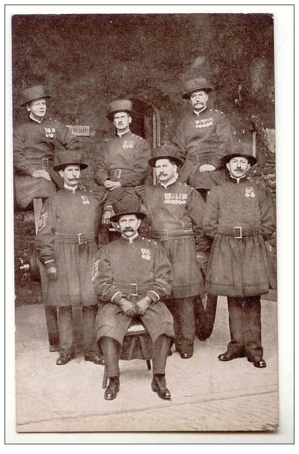 M606 - Tower Of London - Group Of Yeomen Warders - Tower Of London