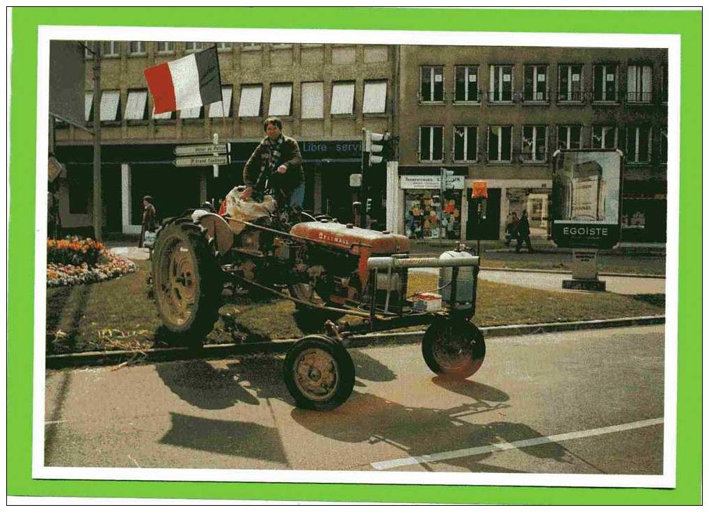 CHARTRES 28 MANIFESTATION PAYSANNE PLACE DES EPARS 1990 TRACTEUR FARMALL CLICHE LOCHON CARTE EN SUPERBE ETAT - Traktoren