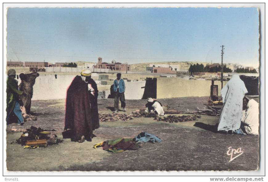 COLOMB BECHAR : Marché Aux Puces , Animée Mais Pas Grand Chose à Vendre  . - Bechar (Colomb Béchar)