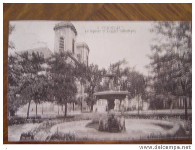 THIONVILLE - Le Square Et L'église Catholique - Thionville