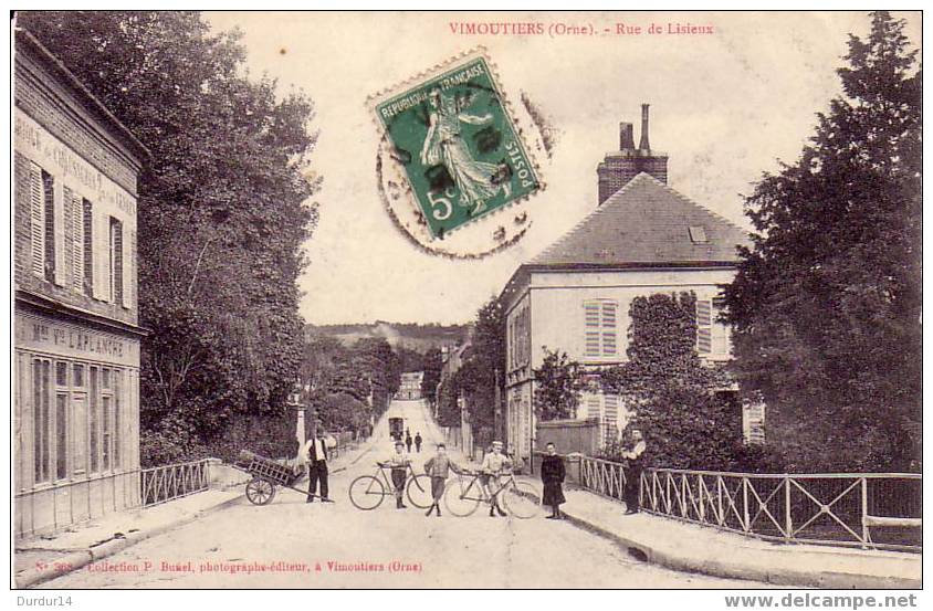 VIMOUTIERS (Orne).  Rue De Lisieux  (Animée) - Vimoutiers