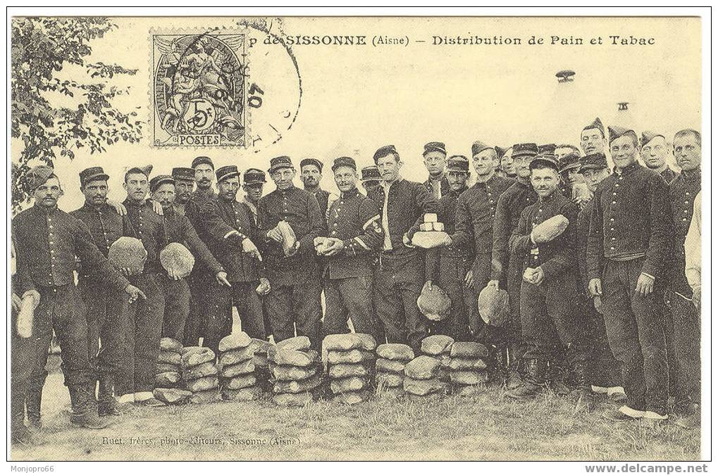 Reproduction CPA – Camp De Sissonne (02) – Distribution De Pain Et Tabac - Sissonne