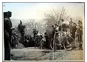 PHOTO DE PRESSE COURSE CYCLO CROSS BERNAY 1945 COTE AUX RATS TRES ANIMEE CYCLISME - Sports