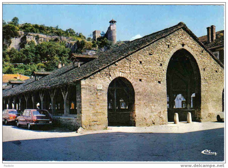 Carte Postale 38 De Crémieu - La Tour St Hippolyte, La Tour De L'horloge Et Les Halles - Crémieu