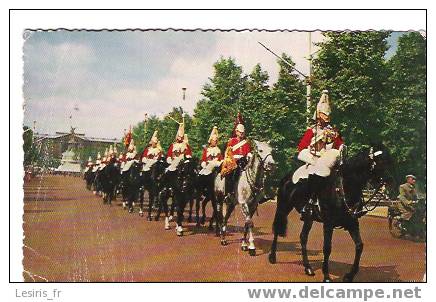 CP - HORSE GUARDS - LONDON - A DETACHMENT OF THE HORSE GUARDS IN THE MAIL WITH BUCKINGHAM PALACE IN THE BACKGROUND - 760 - Buckingham Palace
