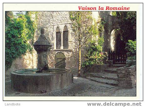 Vaison La Romaine Fontaine Dans La Haute Ville Mediévale - Vaison La Romaine