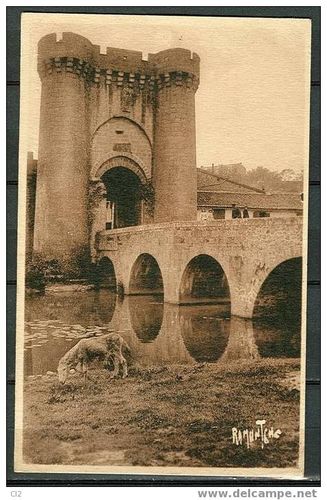 PARTHENAY - Porte Saint-Jean (XIIIe Siècle) à L´entrée Du Vieux Pont Sur Le Thouet - Parthenay