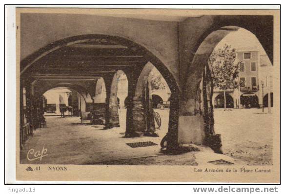 Les Arcades Et La Place Carnot - Nyons