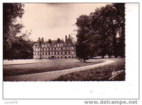 CANY BARVILLE  -  Le Château Construit Sous Louis XIII Par MANSART, Vue Prise Du Parc - N° 10 - Cany Barville