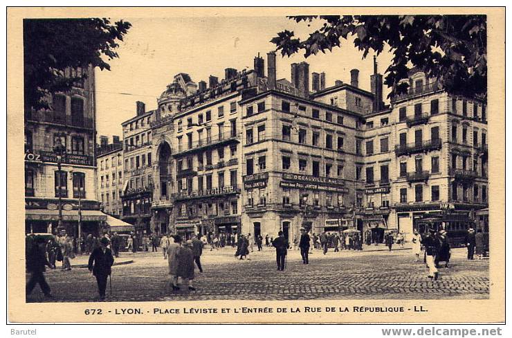 LYON - Place Léviste Et Entrée De La Rue De La République - Lyon 2