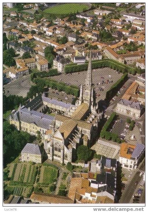 LUCON  -  Vue Aérienne Du Centre Ville, Au Premier Plan La Cathédrale Notre Dame  - N° 618 85 - Lucon