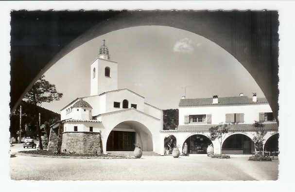 Les Issambres: La Place Du Village Et La Chapelle Notre Dame Des Issambres (07-1048) - Les Issambres