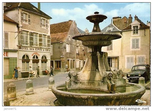 L'Isle-sur-Serein. La Fontaine Et L'Hôtel Des Epis D'Or - L'Isle Sur Serein