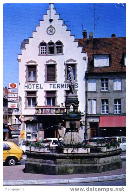 Cpsm St Avold (57) Hôtel Terminus , Fontaine , Place De La Victoire ... Années 70. Flamme C Bassin Houiller De Lorraine - Saint-Avold