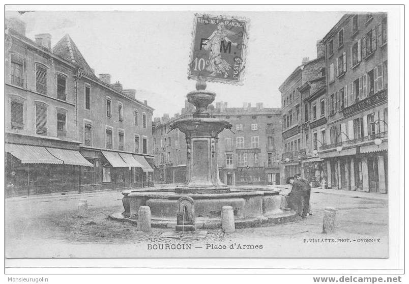 38 ) BOURGOIN, Place D'armes, F Vialatte édit - Bourgoin