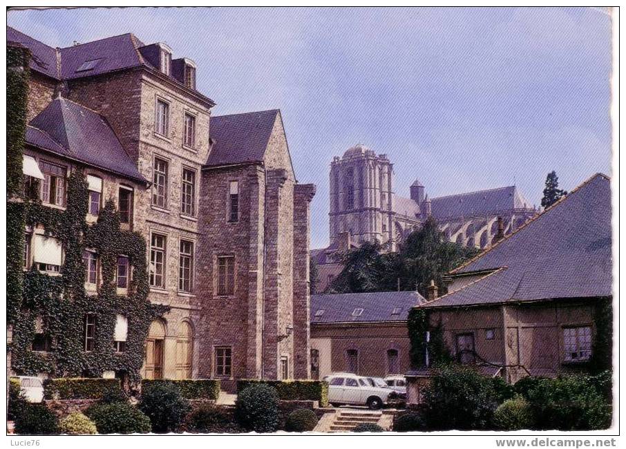 LE MANS -   L´Hôtel De Ville Et La Cathédrale  -  N° E Cl 222 30 - Le Mans