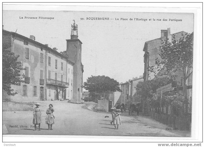 83 // ROQUEBRUNE / La Place De L'horloge Et Rue Des Portiques / ANIMEE / Blay édit N° 99 - Roquebrune-sur-Argens