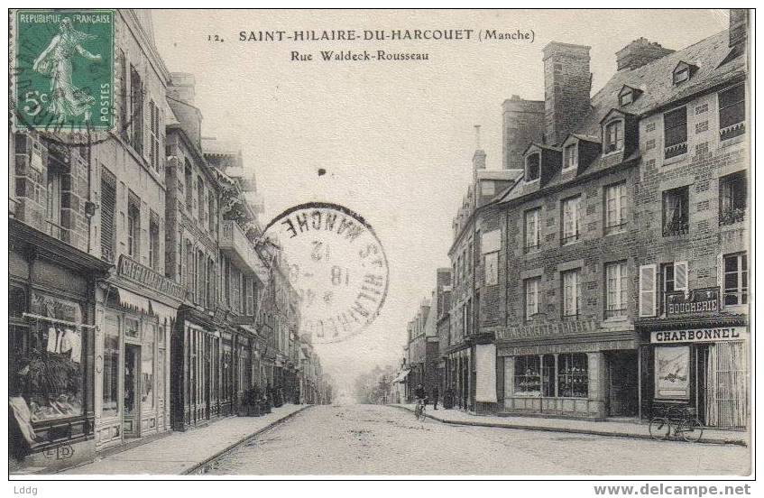 CPA 50 SAINT HILAIRE DU HARCOUET - RUE WALDECK-ROUSSEAU - BOUCHERIE - CAFE - Saint Hilaire Du Harcouet