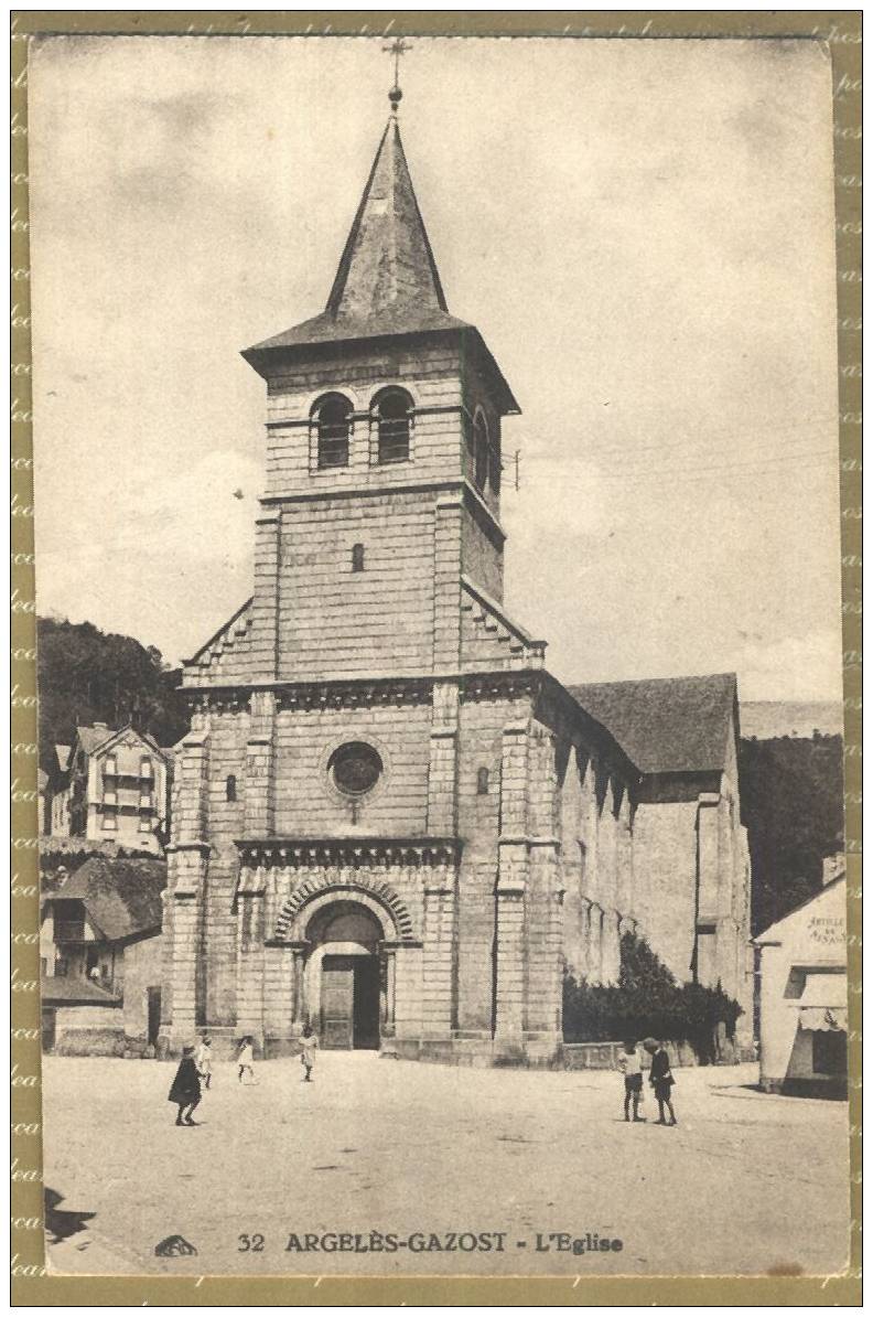 65 ARGELES GAZOST ANIMATION PLACE EGLISE Ed CAP 32 Etat TTB/ N.CIRCULEE /C4888 - Argeles Gazost