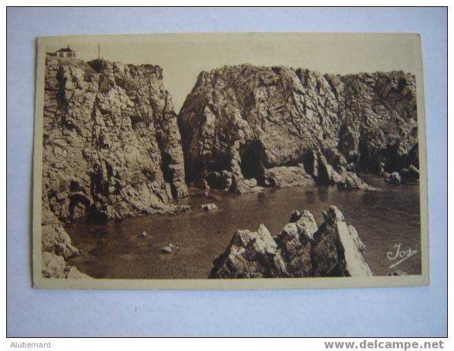 CAMARET. Les Gigantesques Rochers De La Pointe Des Pois - Camaret-sur-Mer