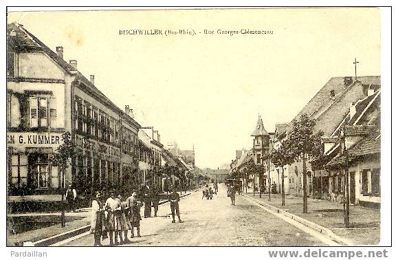 67. BISCHWILLER.  RUE GEORGES CLEMENCEAU.  BEAU PLAN. BELLE ANIMATION. - Bischwiller