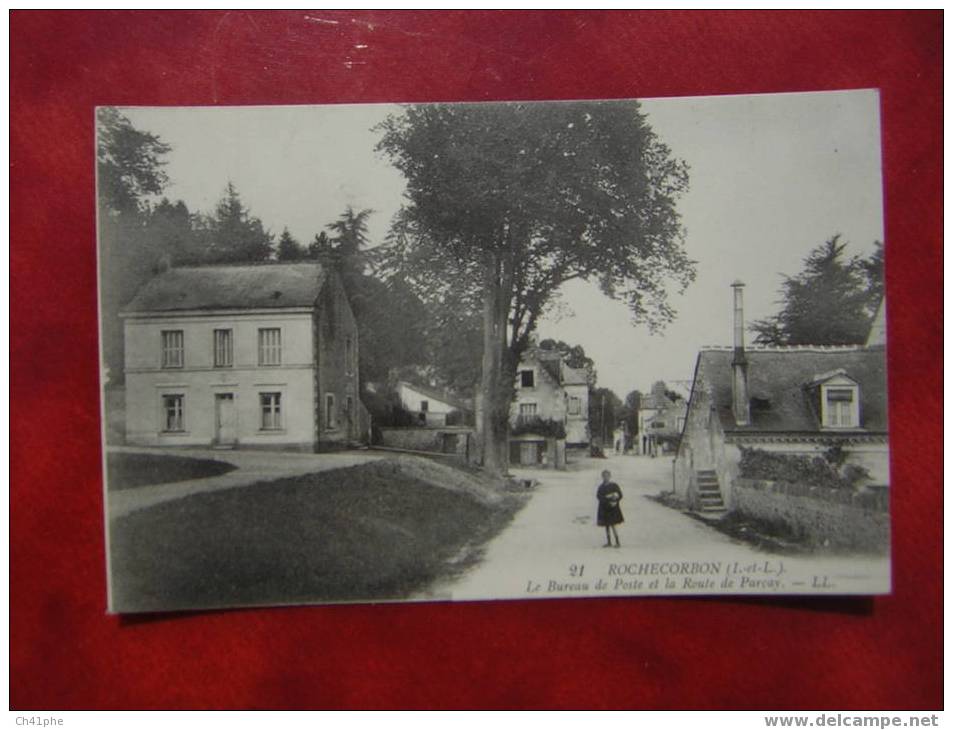 ROCHECORBON LE BUREAU DE POSTE ET LA ROUTE DE PARçAY / ANIMEE - Rochecorbon