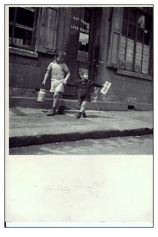 Les Petits Enfants De Choizy Le Roi  La Petite Fille Aux Graffiti - Doisneau