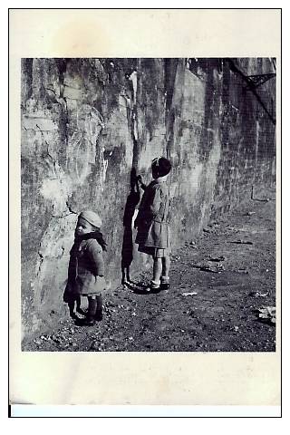 Les Petits Enfants De Choizy Le Roi  La Petite Fille Aux Graffiti - Doisneau