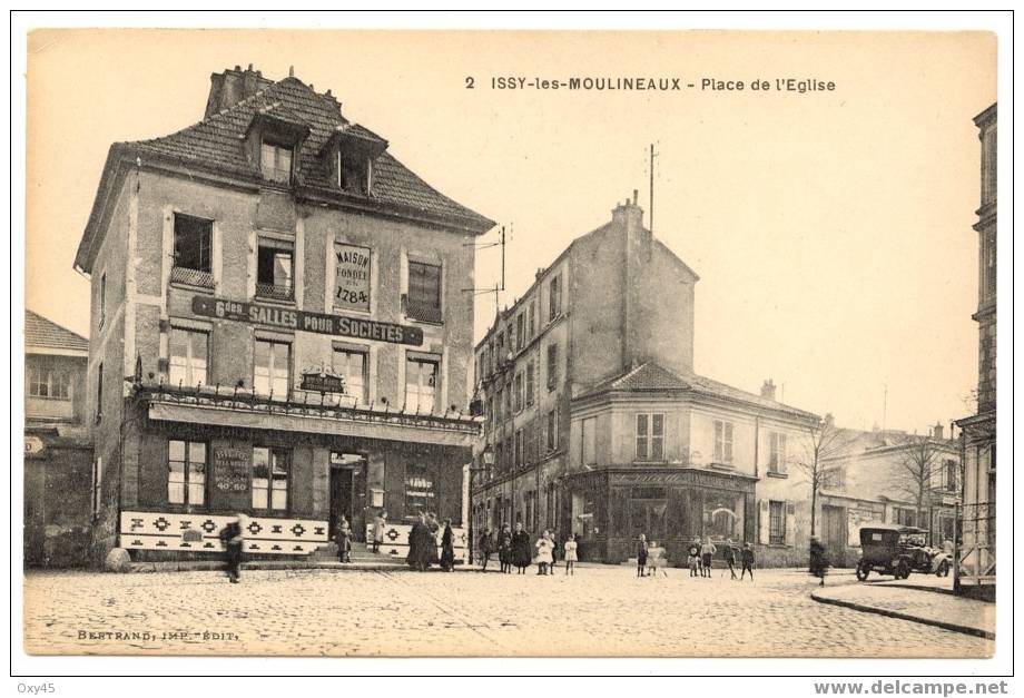 Issy Les Moulineaux - Place De L'église - Issy Les Moulineaux