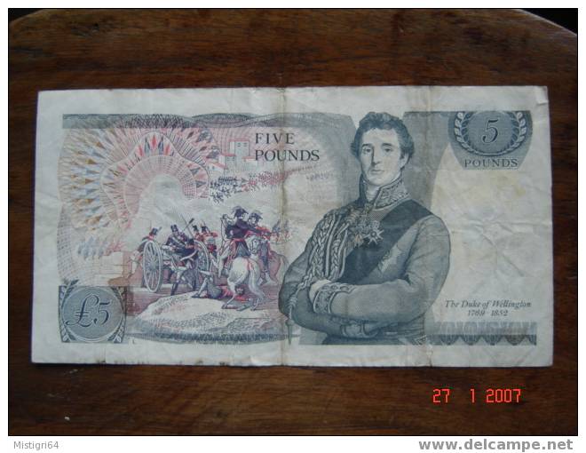 FIVE POUNDS NON DATE (1971-1972)     N°1 - 5 Pounds